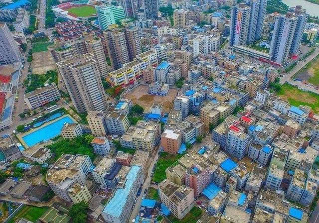 根據官方最初公示的?？谄虏?></img></p>
<p><strong>袁姓是雙山村里的大姓</strong></p>
<p>1、昨天是雙山村老村干部的“大日子”，近484戶騰退市民起陸陸續續領回盼已久的回遷房鎖匙。</p>
<p>2、雙山村歷經3年的動遷擴建，河村現址上9棟一幢一座座。</p>
<p>3、按之前抓鬮分房答案，1065套商品房鎖匙曾多次發至房仆人手中。</p>
<p>4、穆祖輩輩住石料瓦房的老居民平均值每戶可分至2套商品房，許多人領取門鎖便起籌劃粉刷，努力爭取今年春節就能在新家過。</p>
<p>5、世代“趴趴屋”今住新高樓。清晨8點多姚，雙山回遷房居民小區門外排滿打算留鎖匙的回遷住戶。</p>
<p>6、“我們次男祖輩輩住在雙山村，住了這么多年的趴趴屋，今天好不容易可住新高樓了。</p>
<p>7、”在村里住了60多年的袁大爺留意到本報記者，袁姓是雙山村里的復姓，村里多數姓袁的村民都是明末清初的時侯從河西村遷去，現在的村民大體上都是那時生存進去的 “坐地戶”。</p>
<p><strong>村證房是<a href=